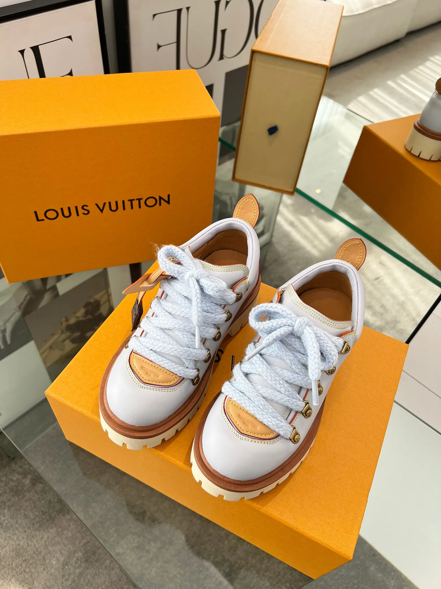 Factory direct sales p640🐘🐘Women's shoes Women's LV new couple's thick-soled hiking shoes, your original custom-made large-soled shoe brand, giving your feet flexibility and freedom, a good pair of shoes to wear all summer. Fabric: top-layer imported calfskin cowhide lining Size: 35-46 Welcome to send pictures to place orders